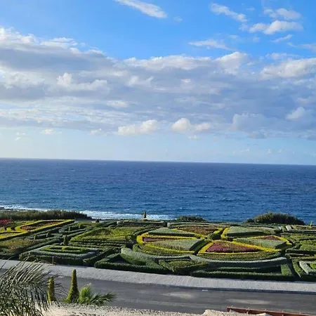 Serene Three-bedroom Retreat In Unforgettable Setting Διαμέρισμα