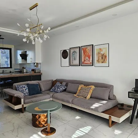 Διαμέρισμα Serene Three-bedroom Retreat In Unforgettable Setting